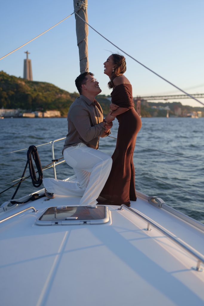 Surprise proposal during a yacht trip in Lisbon